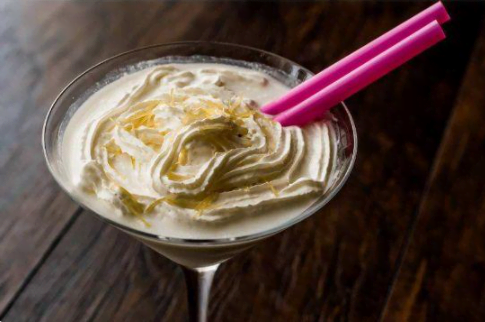 想要找一款雞尾酒來搭配巧克力蛋糕嗎？那你需要一杯泥石流